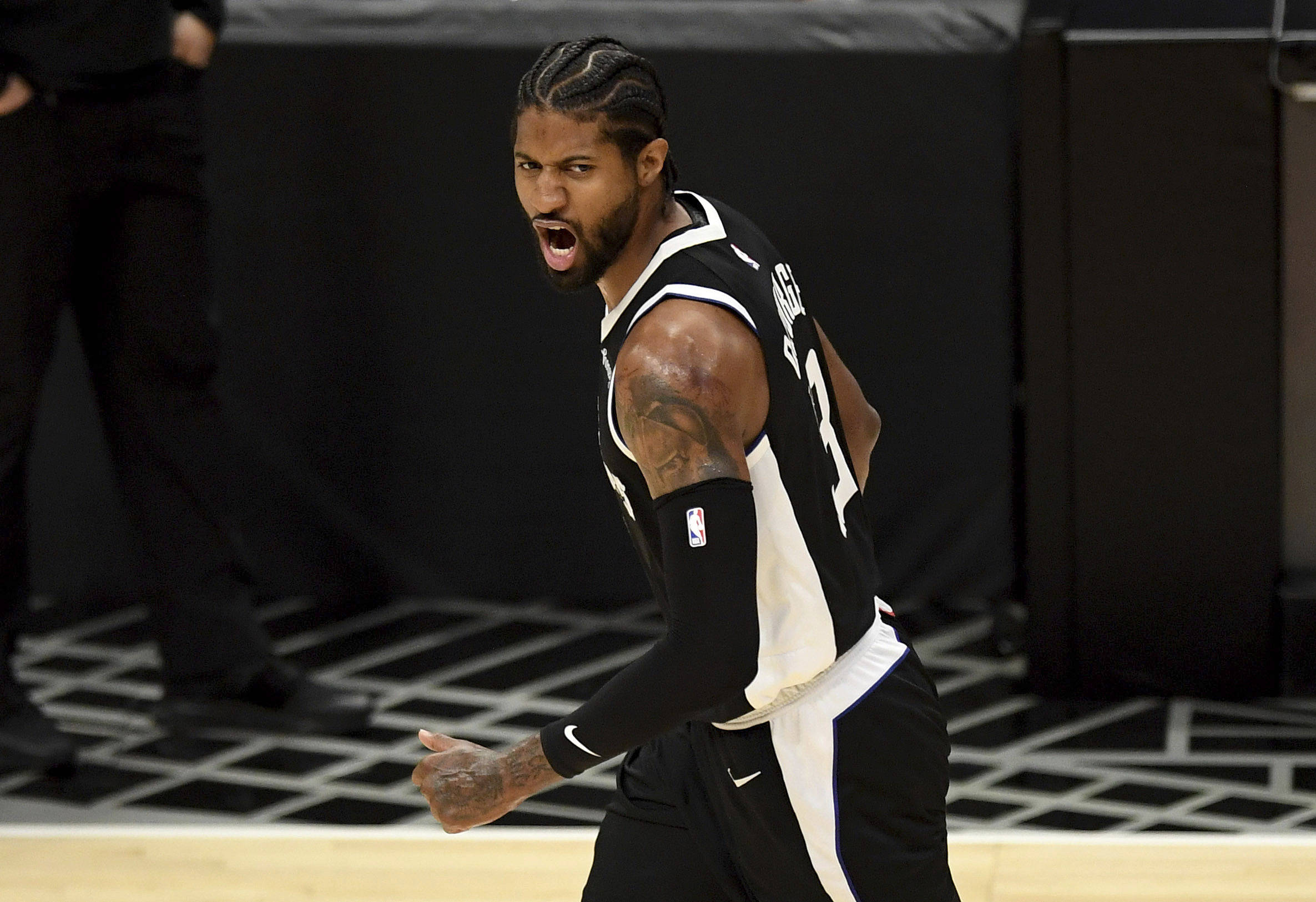 拖到边路 拖到边路